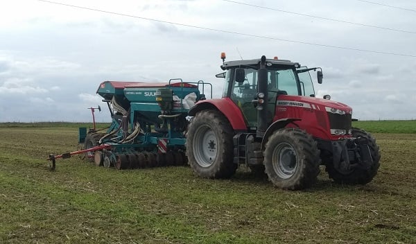 TRACTEUR AVEC SEMOIR DIRECT
