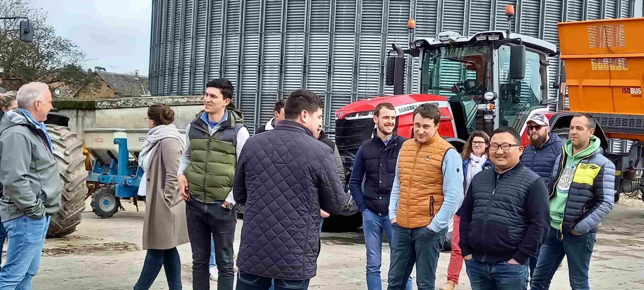 Visite des locaux de la CABC et démonstration d'épandage de fientes pour les jeunes agriculteurs.